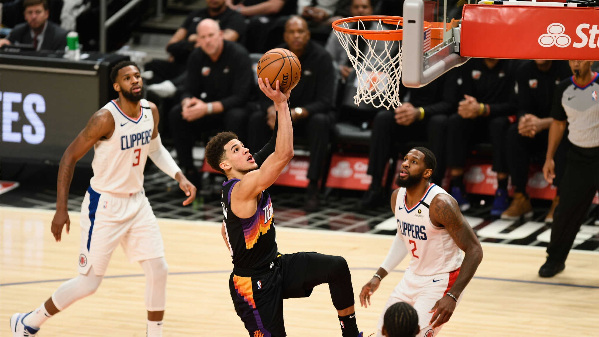 具体而言，一位年轻后卫以精准三分打破僵局；另一位前